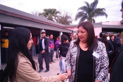 Una urna “embarazada” calentó la mañana en la escuela Cossón