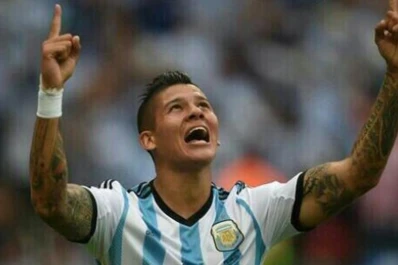 Le salió futbolera: la hija de Marcos Rojo que entrena junto a papá