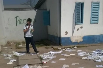 Tras las elecciones, dictaron clases en medio de la mugre