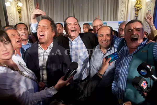 Manzur se proclamó ganador en la Casa de Gobierno