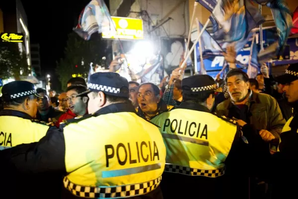 La Junta Electoral vivió una jornada de asedio opositor y preocupación oficialista