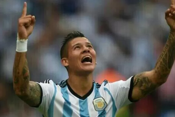 Le salió futbolera: la hija de Marcos Rojo que entrena junto a papá