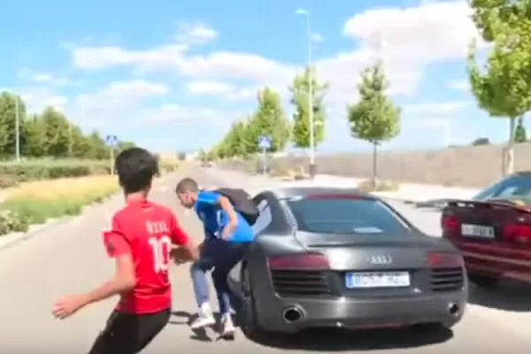 James Rodríguez se fue apurado y casi atropella a un hincha