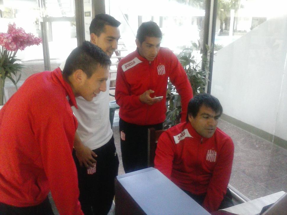 DISTENDIDOS. Arraya, Serrano, Jiménez y Fabián Velárdez, entrenador de arqueros, se entretienen durante la concentración.  