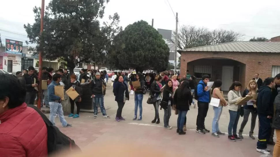 PRUEBA. Los fiscales esperan ingresar a la escuela Nuestra Señora del Valle. la gaceta / foto de gustavo rodriguez