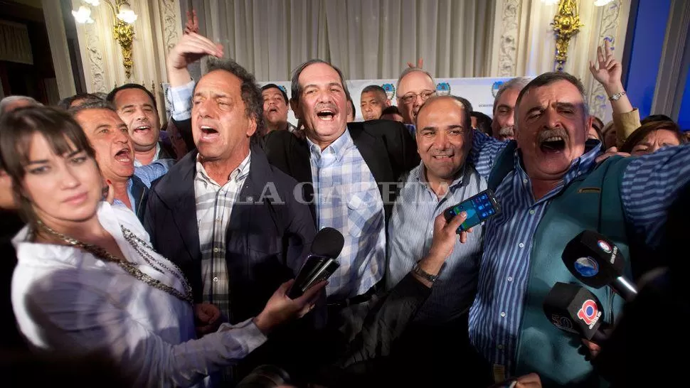 CELEBRACIÓN. El oficialismo se proclamó ganador de las elecciones provinciales. LA GACETA / FOTO DE DIEGO ARÁOZ