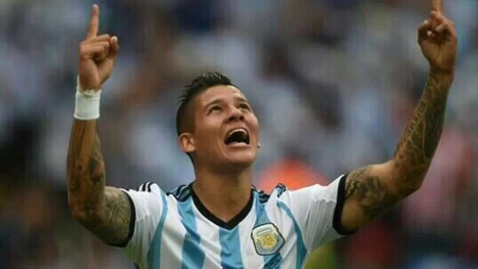 Le salió futbolera: la hija de Marcos Rojo que entrena junto a papá