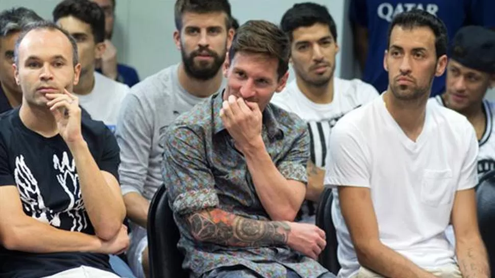SÓLO APLAUDEN A PEDRO. Iniesta, Messi, Busquets y compañía silbaron cuando le preguntaron al volante sobre su nuevo entrenador, Mourinho. (LANACIÓN.COM)