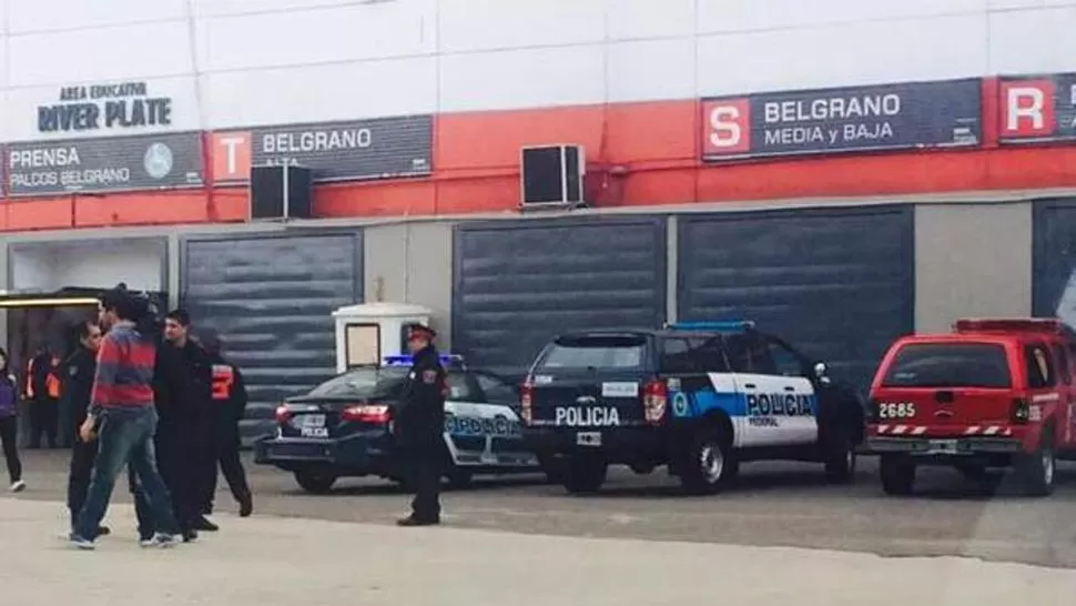 CUSTODIADO. El Monumental de River permaneció cerrado por la amenaza de bomba. (FOTO TOMADA DEL TWITTER DE PABLO CARROZZA)