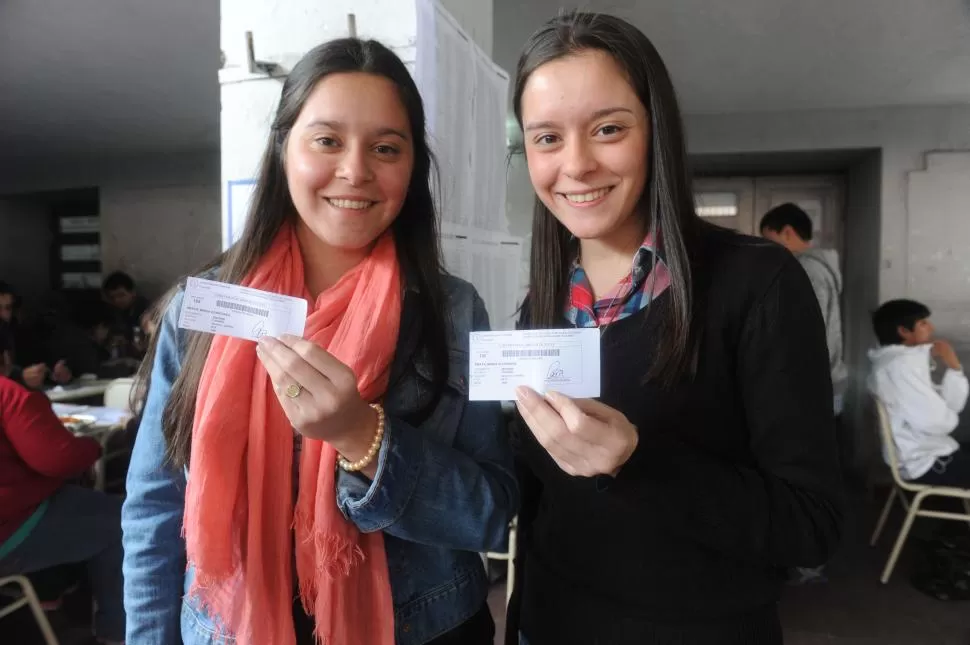CONSTANZA Y FLORENCIA. Las chicas votaron al mediodía en La Ciudadela. la gaceta / foto de Antonio Ferroni