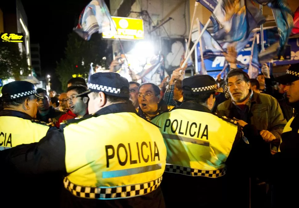 FRICCIONES. La Policía frena a candidatos del Acuerdo para el Bicentenario en las inmediaciones del Correo Argentino.   
