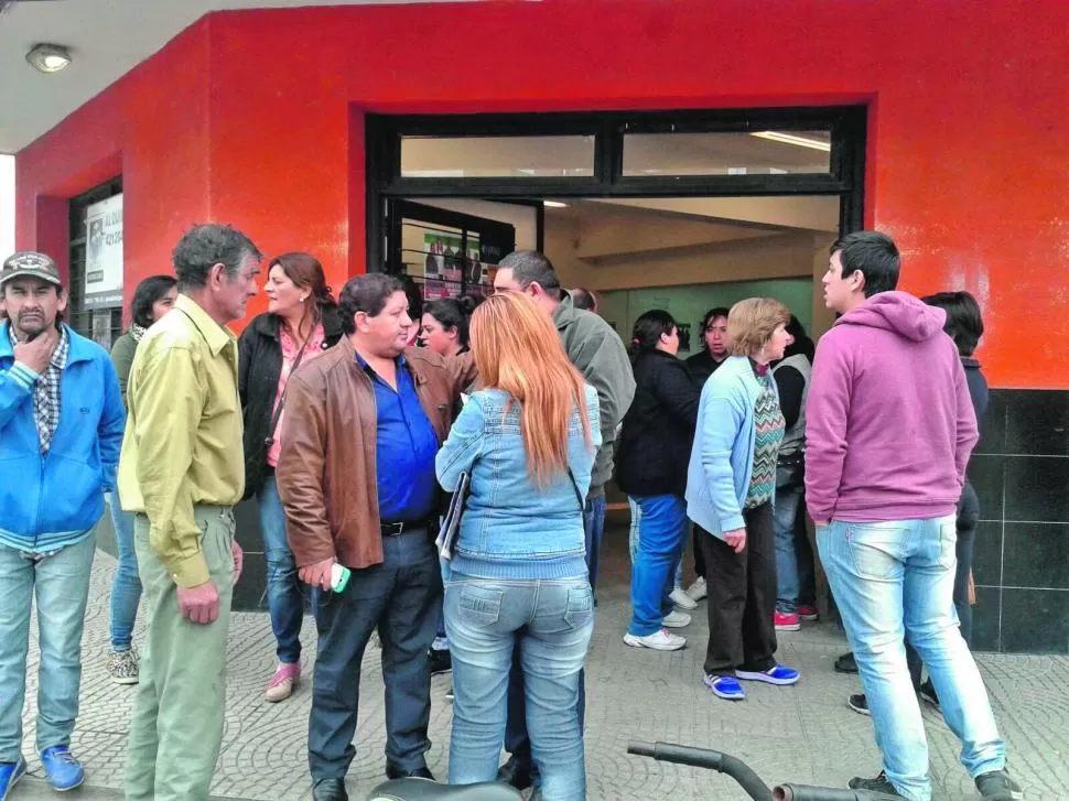 UNO DE LOS MELLIZOS. José Orellana conversa con correligionarios en la puerta de su sede partidista. la gaceta / fotos de josé nazaro