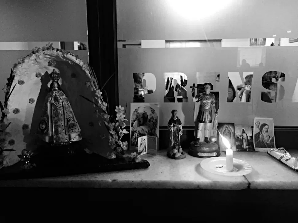AYUDA DIVINA. En la Intendencia prendieron velas a santos y a la Virgen. 