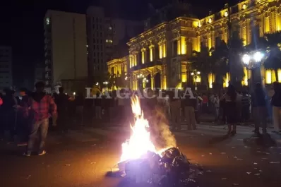 Los incidentes en la plaza Independencia sacudieron las redes sociales