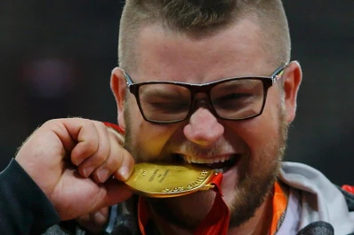 Ganó el oro, se fue de fiesta ¡y pagó el taxi con la medalla!