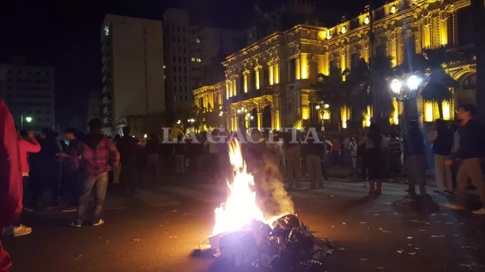 Los incidentes en la plaza Independencia sacudieron las redes sociales