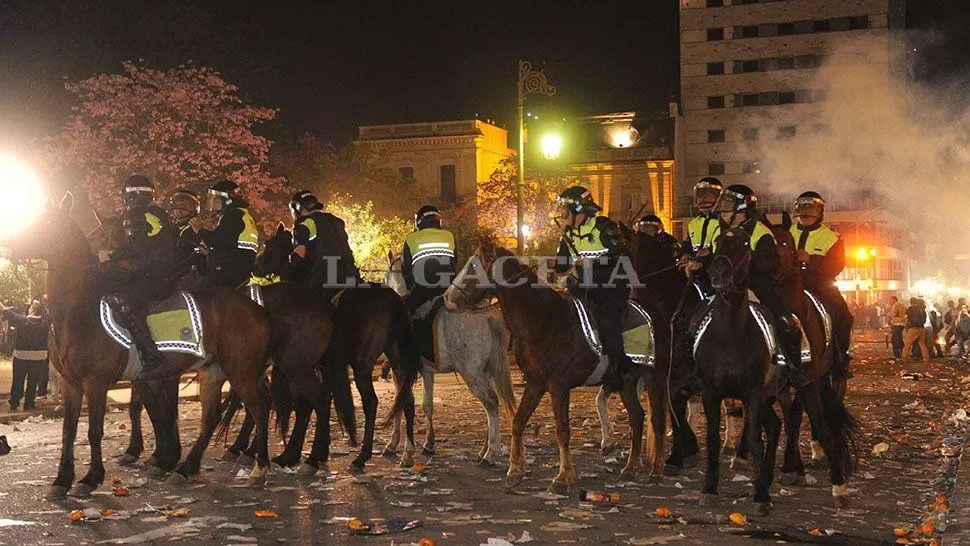 IMPRESIONANTE. La caballería avanza sobre los manifestantes. FOTO DIEGO ARÁOZ. 