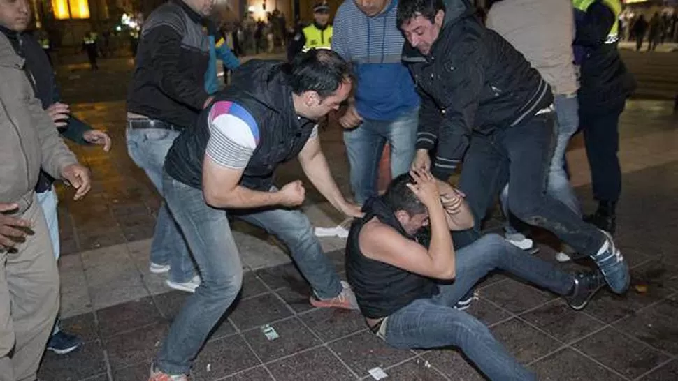 CUESTIONABLE. Policías de civil tomaron a golpes de puño a algunos manifestantes. FOTO TOMADA DE CLARIN.COM
