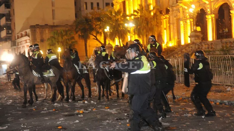 NOCHE VIOLENTA. La Policía arremetió contra los manifestantes que protestaban en la plaza Independencia. ARCHIVO LA GACETA