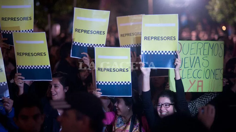 REPUDIO. Con pancartas se quejaron de la represión policial de la noche del lunes. LA GACETA / FOTO DE DIEGO ARÁOZ