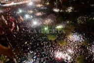 Cánticos políticos se mezclaron anoche con consignas cívicas de indignados