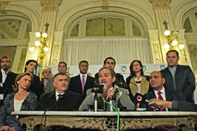 Cambiaron sonrisas por rostros adustos