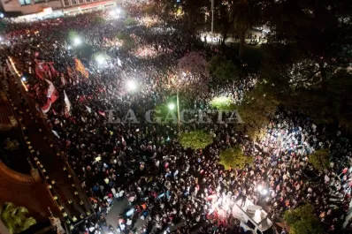 Cánticos políticos se mezclaron anoche con consignas cívicas de indignados