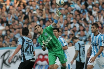 Racing sacó su pasaje a cuartos en los penales