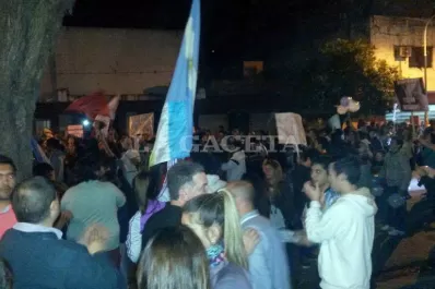 Los indignados llevaron su protesta de la plaza a la Junta Electoral