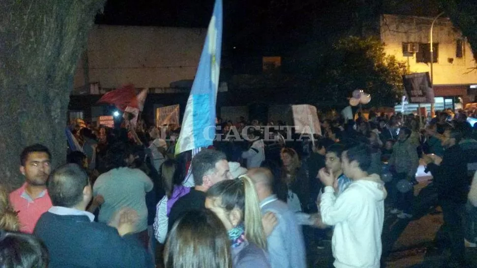 FRENTE A LA JUNTA. La columna de manifestantes se topó con un vallado y un cordón policial. LA GACETA / FOTO DE INDALECIO SÁNCHEZ VÍA MÓVIL