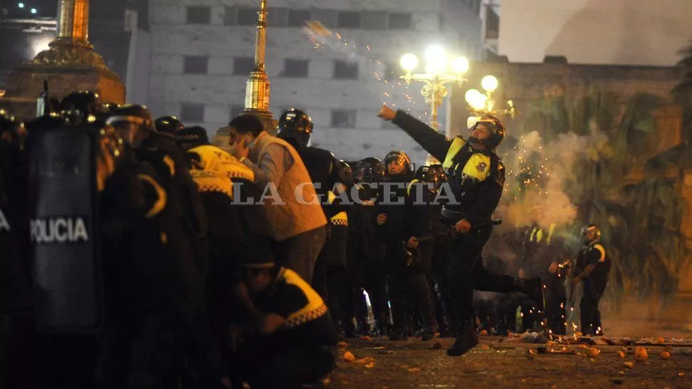 LA ACCION POLICIAL DEL LUNES A LA NOCHE. Tiraron gases y balas de goma contra la gente que manifestaba reclamando por los comicios. la gaceta / foto de diego aráoz