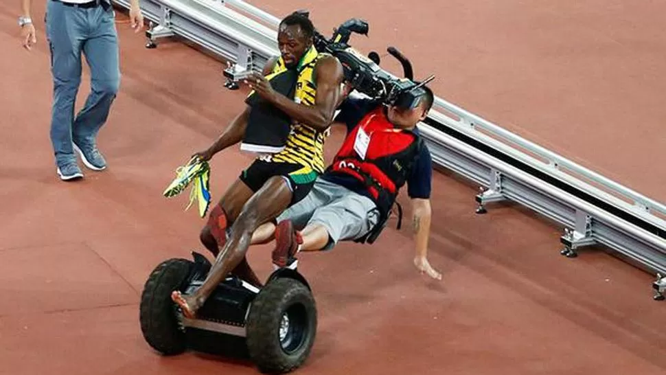 INCREIBLE. El camarógrafo perdió el control del vehículo y golpeó a Bolt. FOTO TOMADA DE TWITTER / @ASCHAPIRE