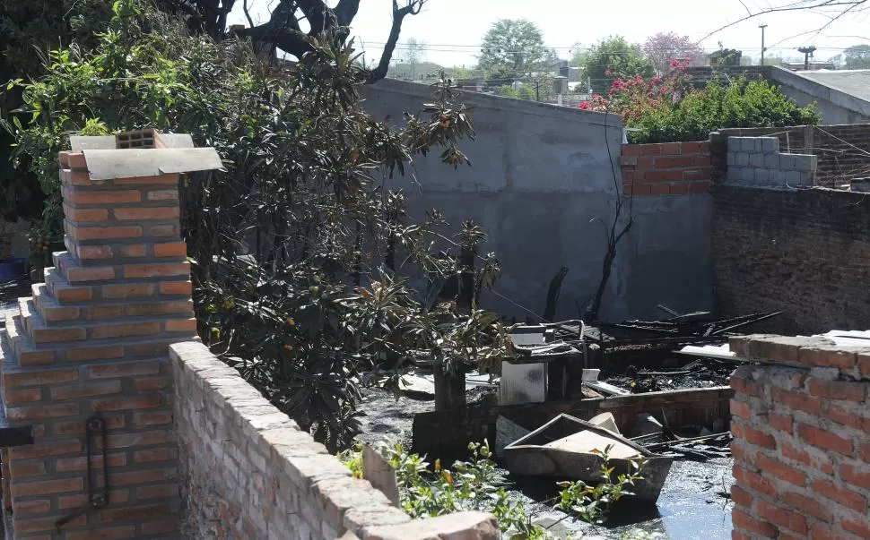 ESCOMBROS. La casa prefabricada en la que vivía Víctor Santillán en el barrio Soeme quedó reducida a cenizas luego del trágico incendio. la gaceta / foto de héctor peralta 