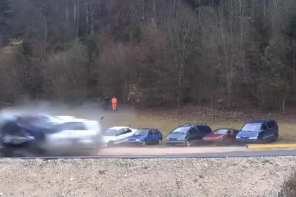 Mirá cómo queda un auto luego de chocar a 200 km/h