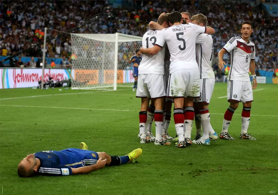 OPUESTOS. Festejo alemán y decepción argentina en el Mundial de Brasil. Foto de FERNANDO GENS