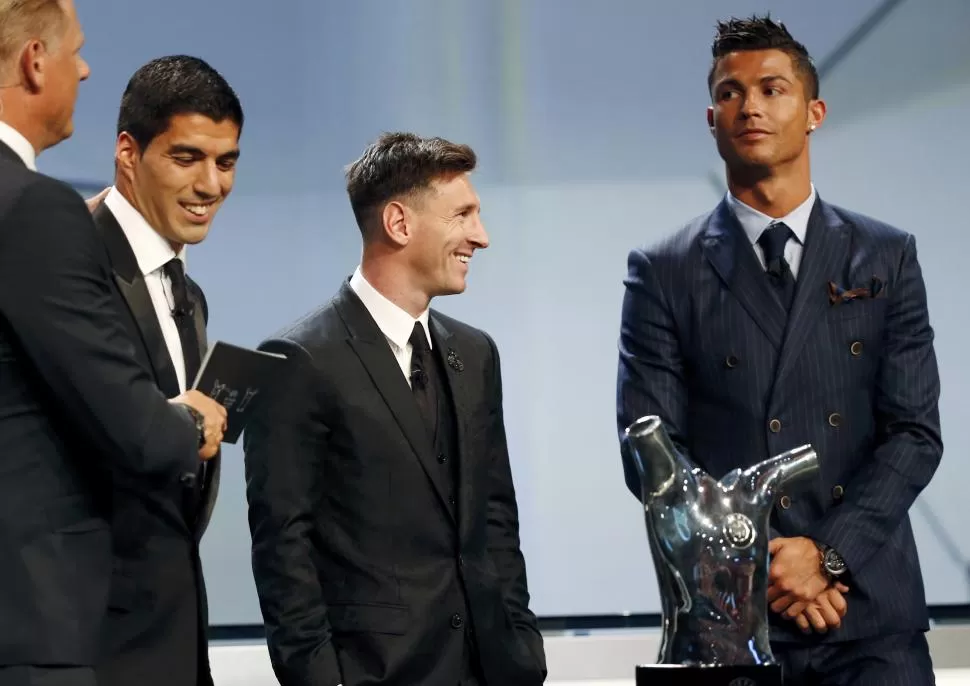 OTRA VEZ. Messi sonríe antes de recibir el premio al Mejor Jugador de Europa. A su lado, Cristiano, que quedó tercero. reuters