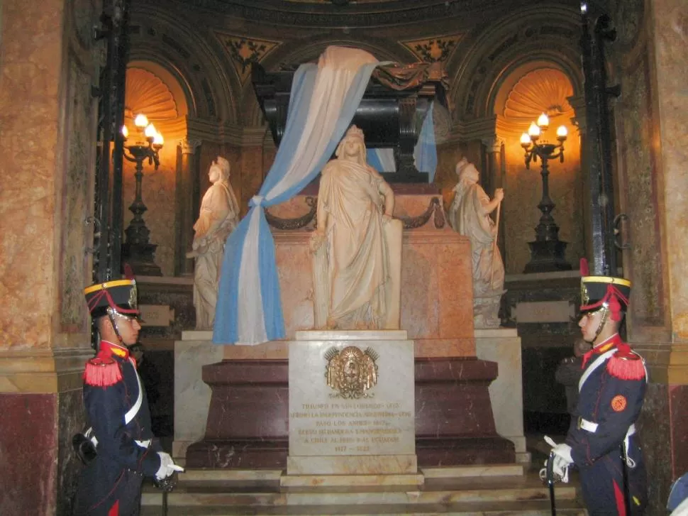 MAUSOLEO DEL LIBERTADOR. En la Catedral de Buenos Aires, se guardan los restos del general San Martín. 