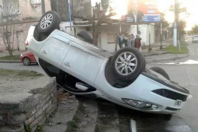 Un auto volcó y quedó ruedas hacia arriba sobre la vereda