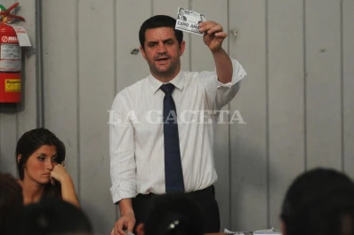 Con 351 mesas escrutadas (9,75%), Cano obtiene el 47,58% frente al 42% de Manzur