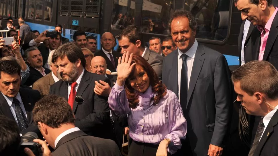 A BORDO. Junto Scioli y a Randazzo, la presidenta recorrió vagones de los trenes. TÉLAM