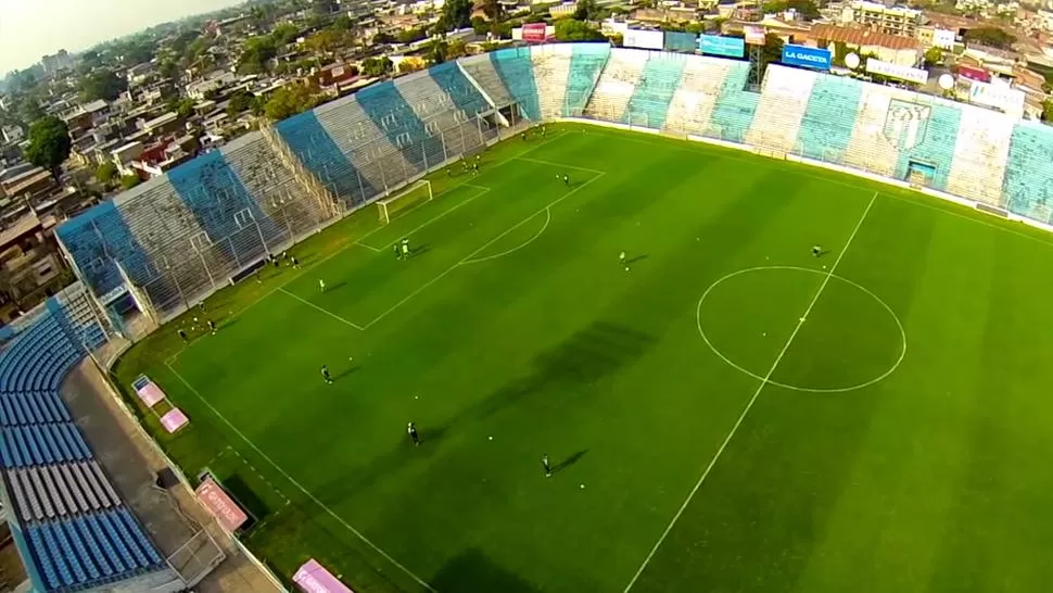 PARA VERTE MEJOR. El dron sobrevoló la práctica con una camiseta de Atlético. CAPTURA DE VIDEO