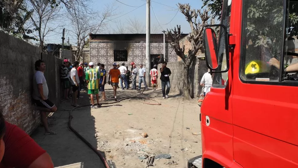 CASA QUEMADA. Allegados de la víctima prendieron fuego al auto y la casa del supuesto autor de los disparos. FOTO/JOSÉ NUNO