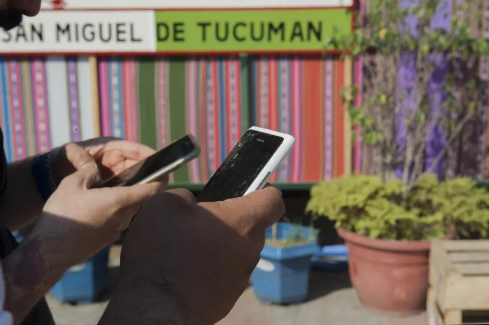 “NO SE CONECTA, CHE”. Hay que tener mucha suerte para pescar internet en los paseos públicos de Tucumán, sobre todo en horarios pico. LA GACETA /FOTO DE FLORENCIA ZURITA 