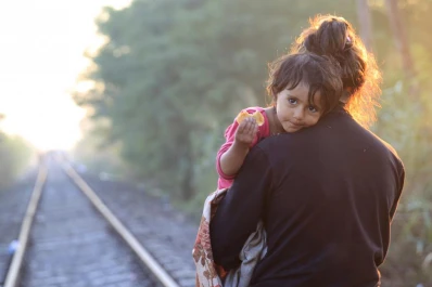 Hallan a niños a punto de morir en un camión con inmigrantes