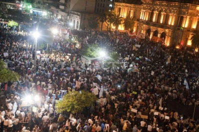 Una nueva marcha en la plaza Independencia, a una semana de las elecciones
