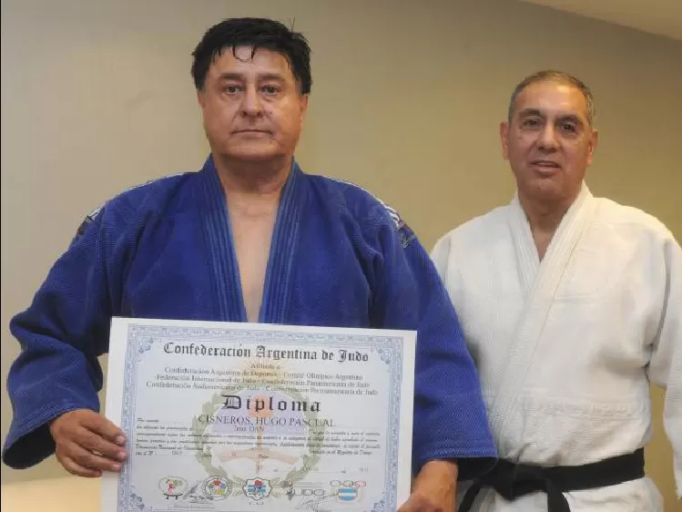 EN LO ALTO. Cisneros, con su diploma, junto con el profesor Rodolfo Sarlo. foto de la federación tucumana de yudo
