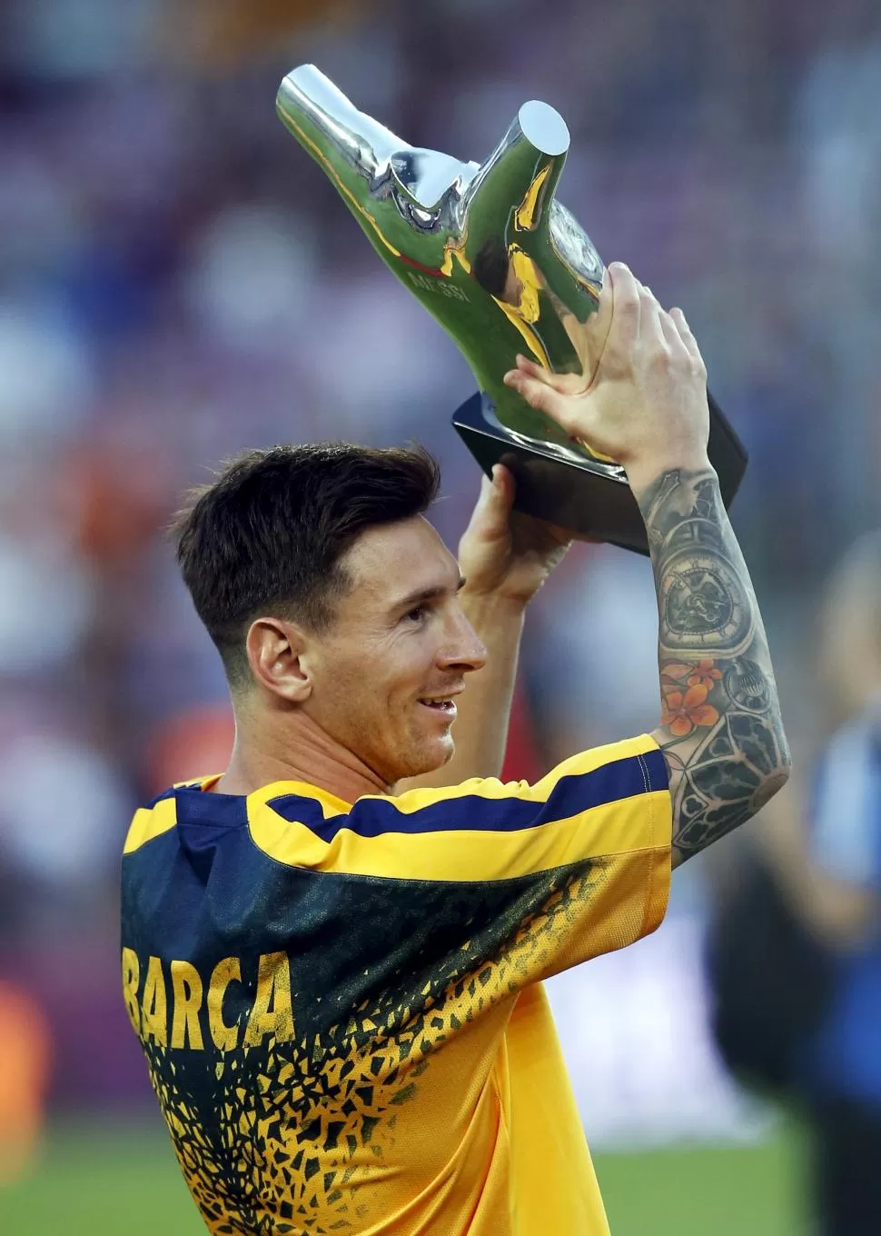 LO ÚNICO QUE CELEBRÓ. Messi enseñó su trofeo a mejor jugador de Europa. REUTERS
