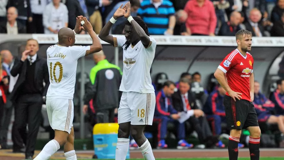 MUCHO PREMIO. Los jugadores de Swansea celebran el gol que les dio la victoria. REUTERS