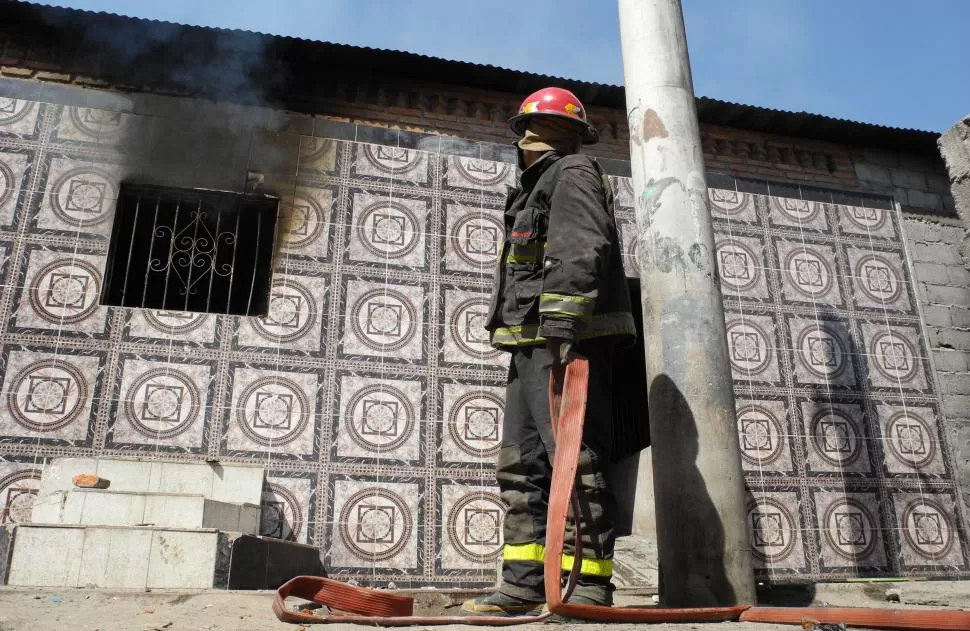 A SALVO. Luego de una prolongada negociación los bomberos lograron entrar a la casa y apagar el fuego. la gaceta / fotos de josé nuno