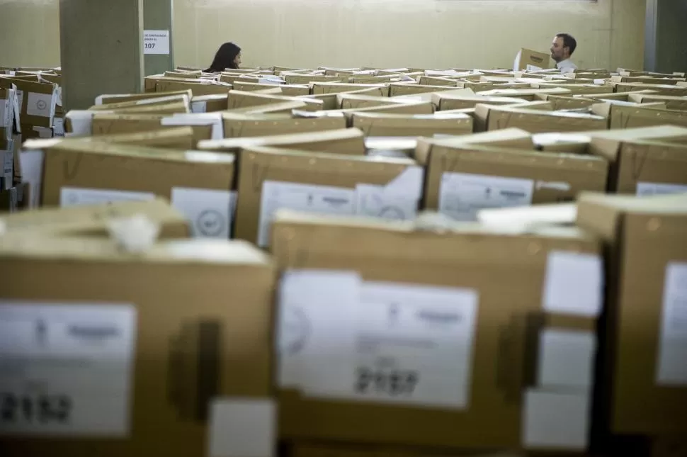 CERRADAS. En la sede de la Junta Electoral permanecen las cajas de cartón donde están depositados cientos de miles de votos de toda la provincia. la gaceta / foto de jorge olmos sgrosso